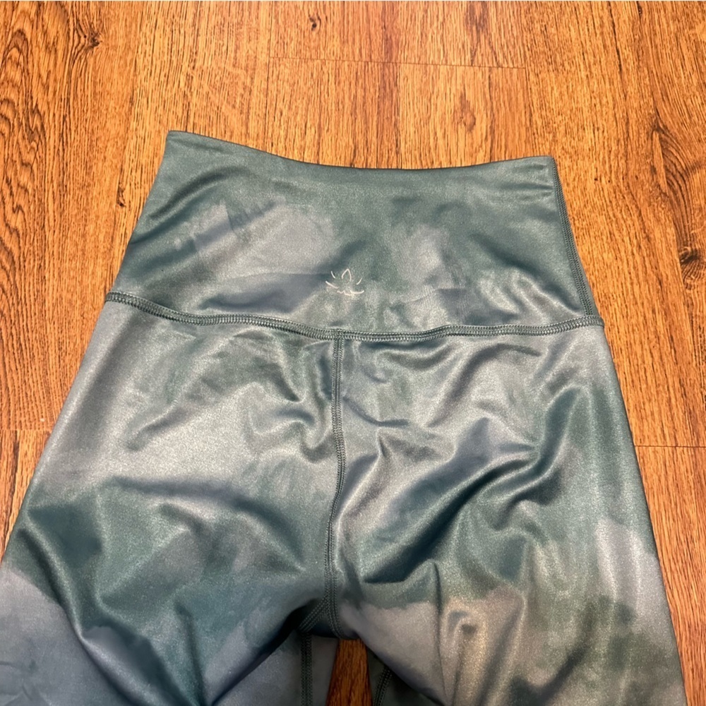 Beyond Yoga Green Tie Dye Leggings Size Small - Picture 5 of 9